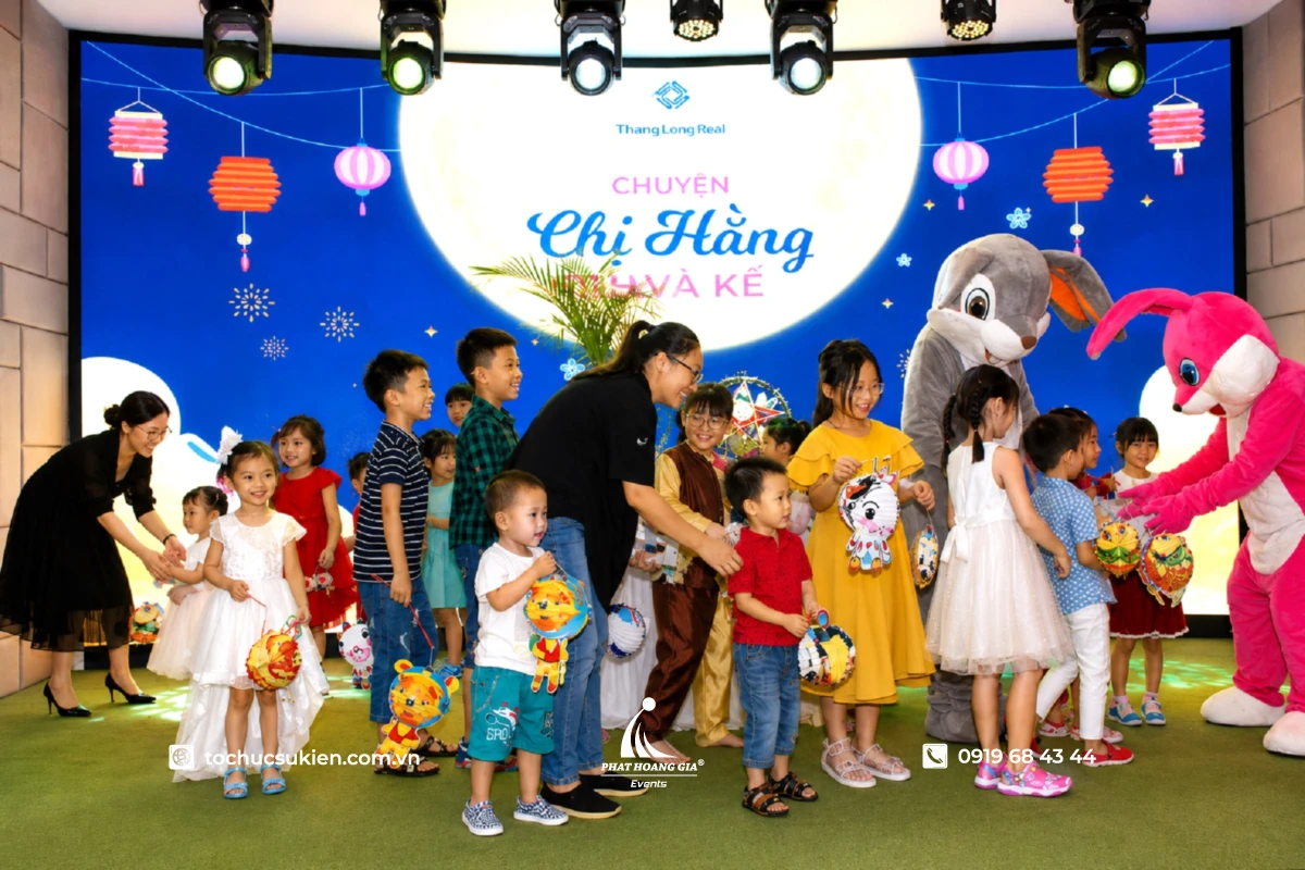 Trẻ em tham gia trò chơi hỏi nhanh đáp lẹ cùng chị Hằng trước màn rước đèn Trung Thu