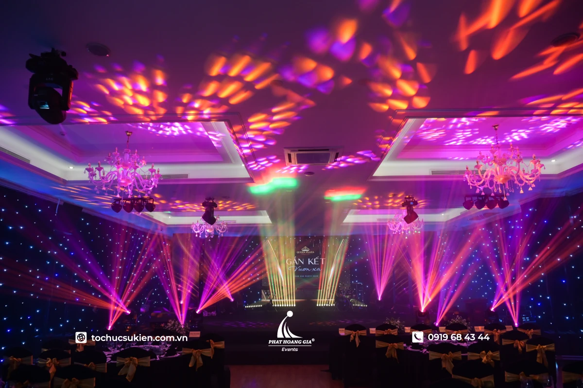Hệ thống hiệu ứng ánh đèn sân khấu đa sắc màu tạo không khí cho tiệc Year end party