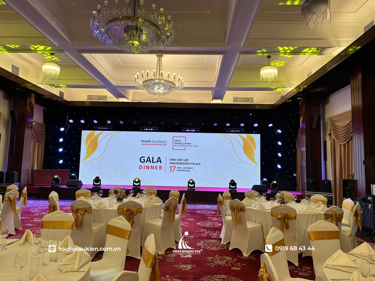 Không gian phòng tiệc sang trọng nổi bật với màn hình LED hiển thị background gala dinner.