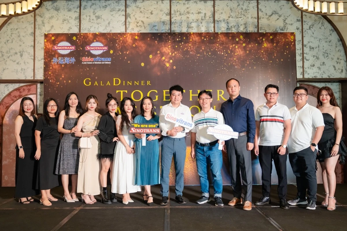 Hoạt động khách mời checkin trước backdrop gala dinner