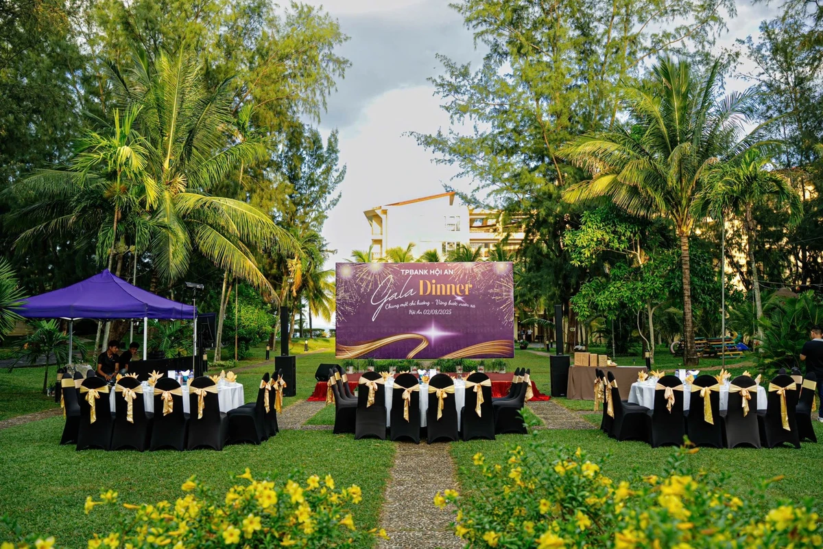 Backdrop gala dinner được tổ chức tại resort với không gian sang trọng và thoáng đãng