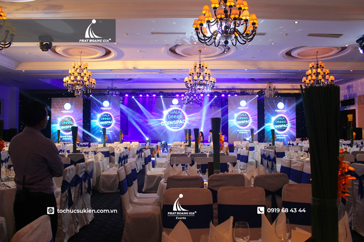 Backdrop gala dinner công ty Coinspace bằng màn hình LED hiện đại tỏa sáng rực rỡ giữa sảnh tiệc sang trọng