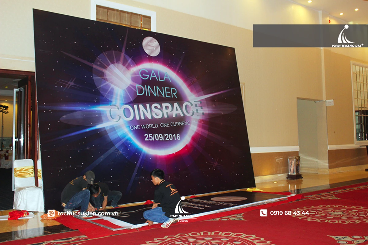 Đội ngũ kỹ thuật PHG lắp đặt backdrop gala dinner công ty