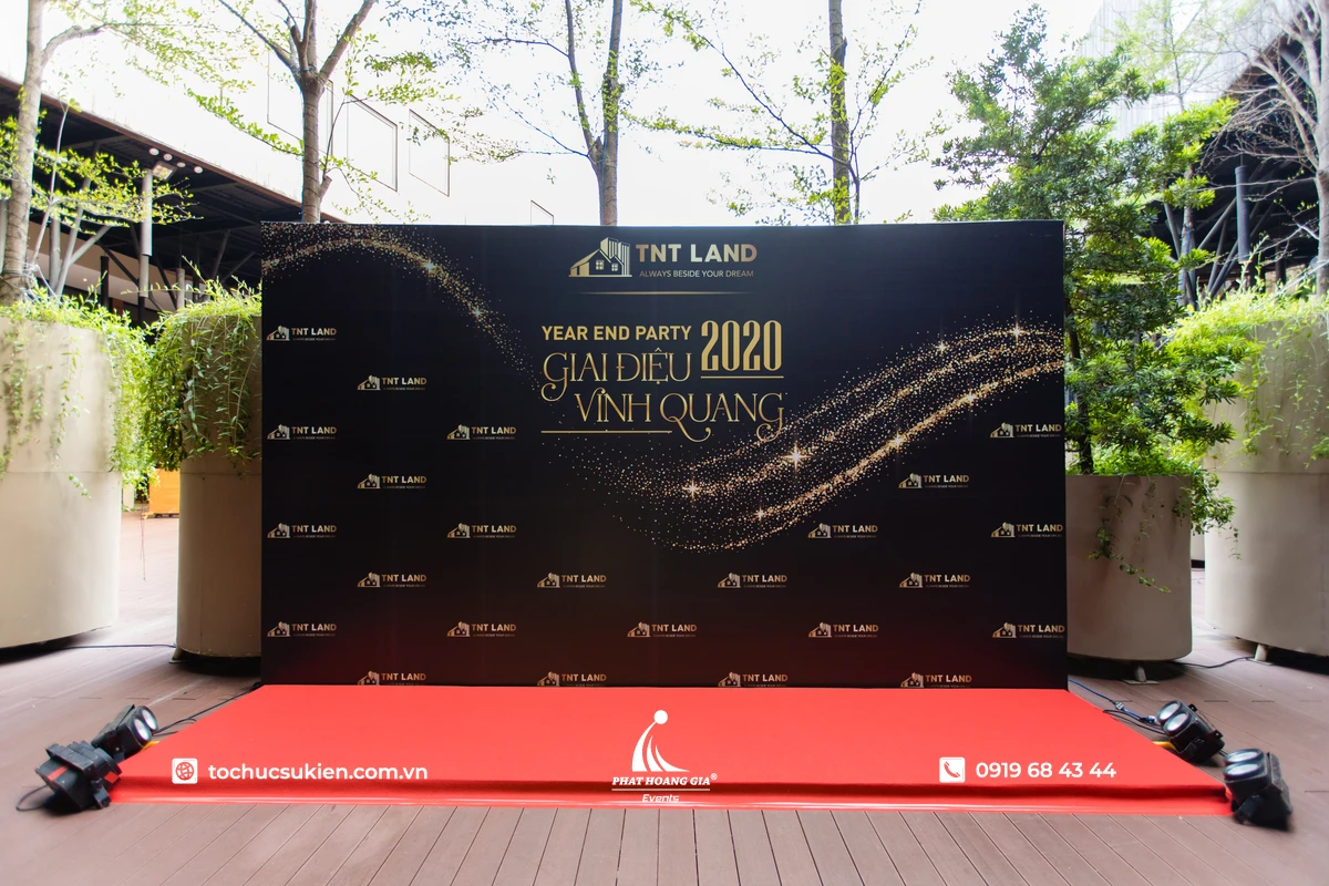 Backdrop year end party được bố trí bên ngoài làm khu vực check-in