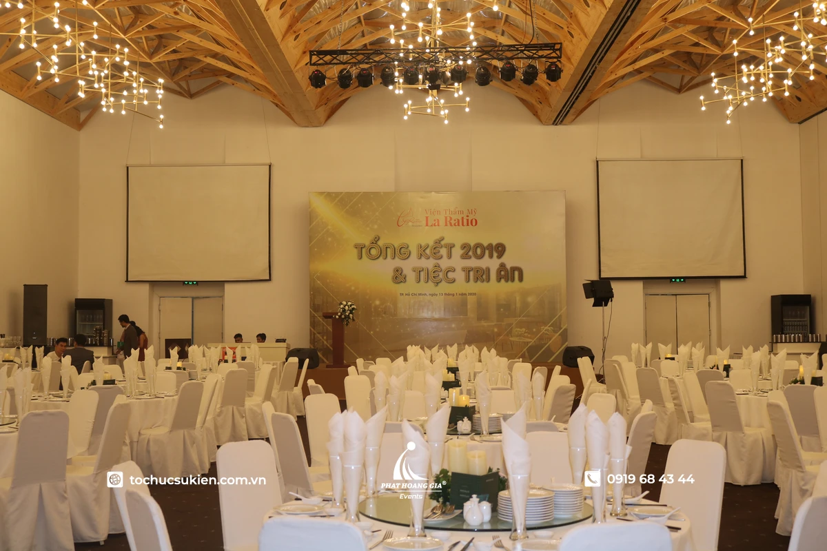 Toàn cảnh không gian sự kiện year end party với backdrop nằm ở trung tâm