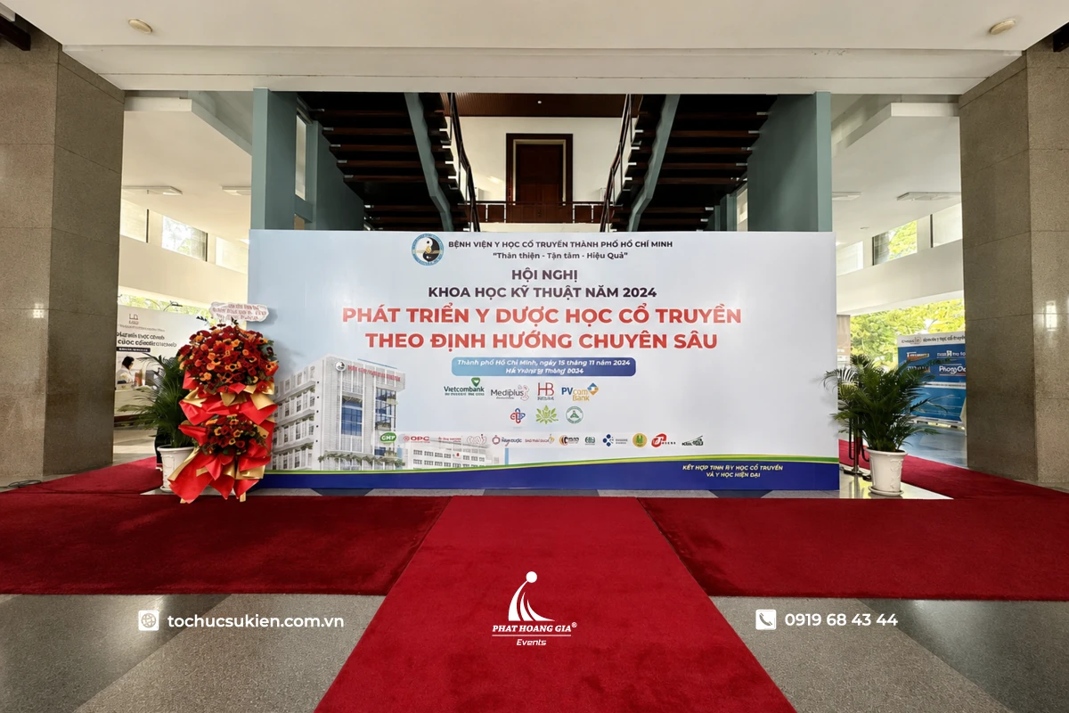 Toàn cảnh background hội nghị phát triển y dược học cổ truyền tại sảnh sự kiện.