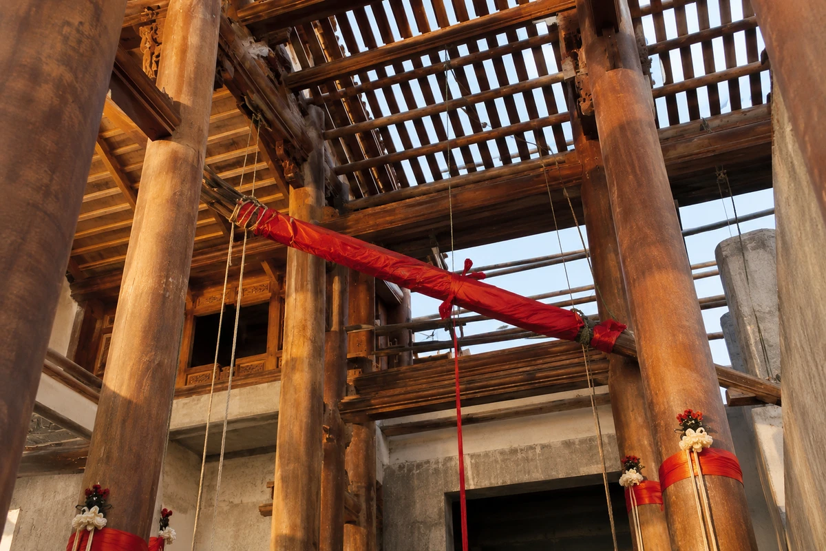Nghi thức đưa đòn dông lên phần nóc công trình đang được thực hiện tại lễ gác đòn dông
