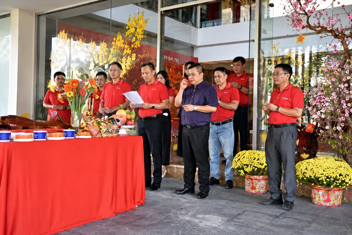 Đại diện doanh nghiệp thực hiện nghi thức đọc văn khấn tất niên cùng tập thể nhân viên công ty