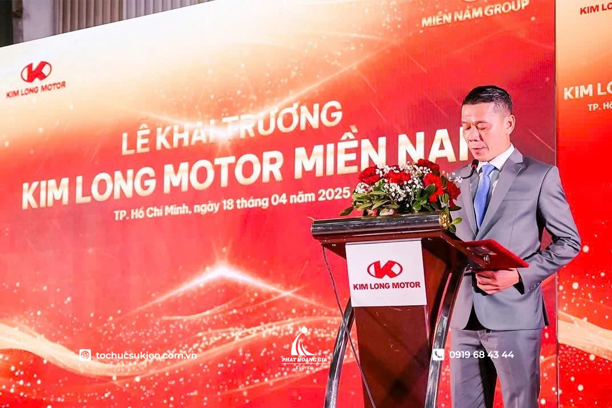 CEO doanh nghiệp đọc bài phát biểu trên sân khấu hội nghị có LED và backdrop chuyên nghiệp