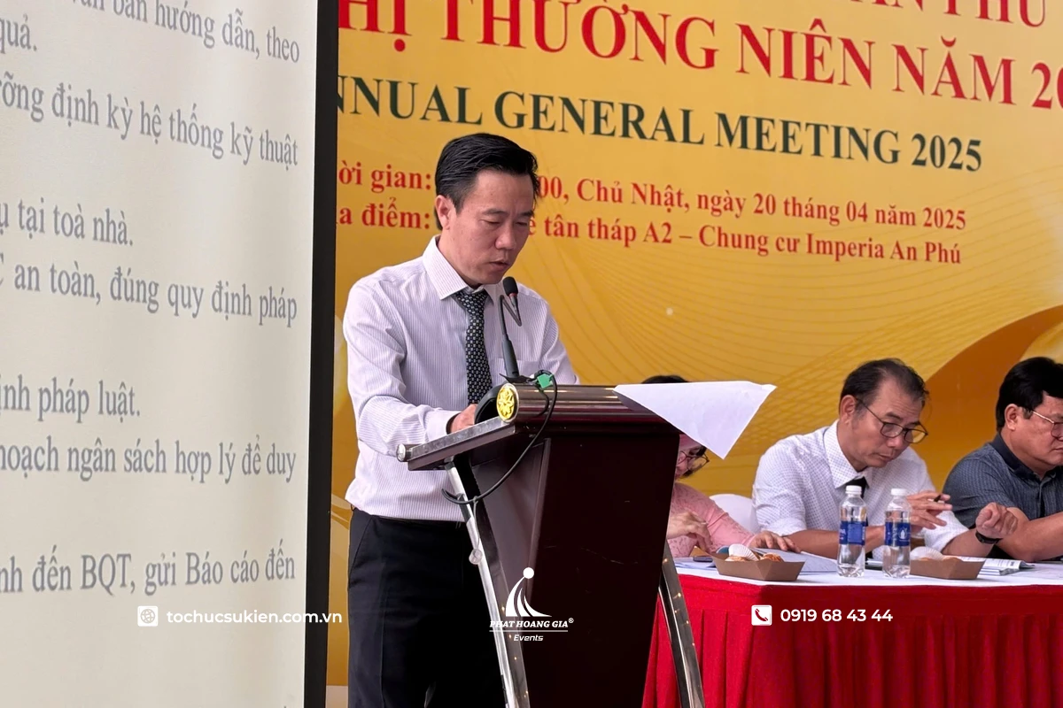 Lãnh đạo doanh nghiệp đọc bài phát biểu cảm ơn ngắn gọn tại hội nghị
