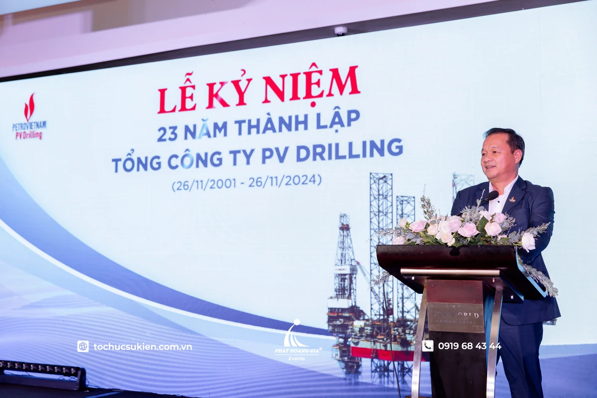 Lãnh đạo phát biểu cảm ơn tại lễ kỷ niệm thành lập công ty với sân khấu chuyên nghiệp do Phát Hoàng Gia thực hiện