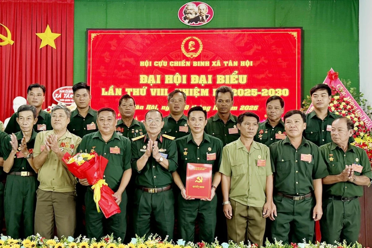Các cựu chiến binh chụp ảnh tập thể tại Đại hội đại biểu Hội Cựu chiến binh