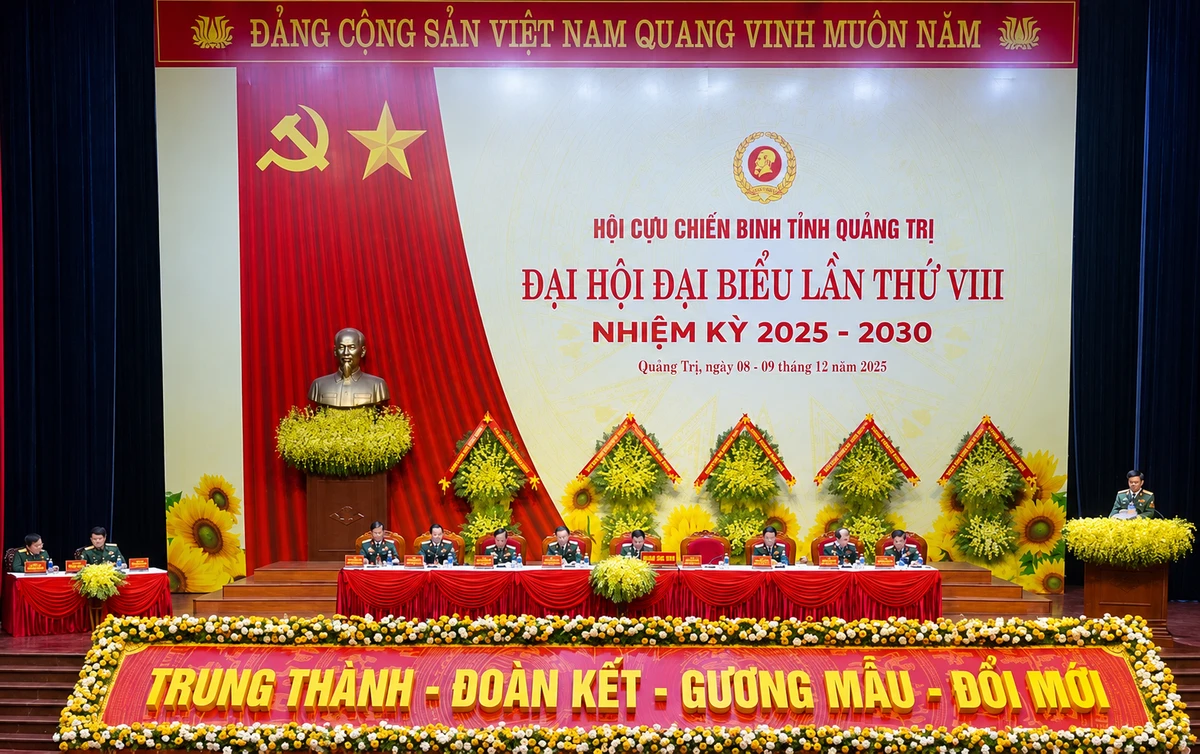 Toàn cảnh hội trường lễ kỷ niệm với đại biểu cựu chiến binh ngồi trang nghiêm phía dưới