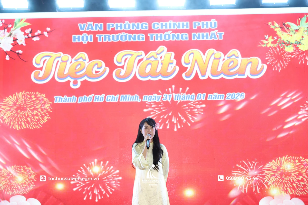 Người đại diện đang đọc bài phát biểu tiệc liên hoan công ty cuối năm với sân khấu và backdrop được thi công chuyên nghiệp