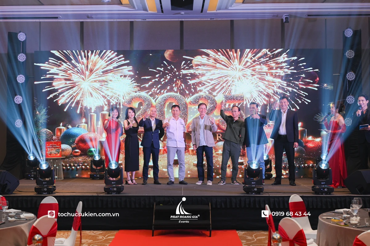 Toàn thể nhân viên và ban lãnh đạo cùng lên sân khấu tham gia tiệc liên hoan cuối năm trong không khí sôi động và gắn kết