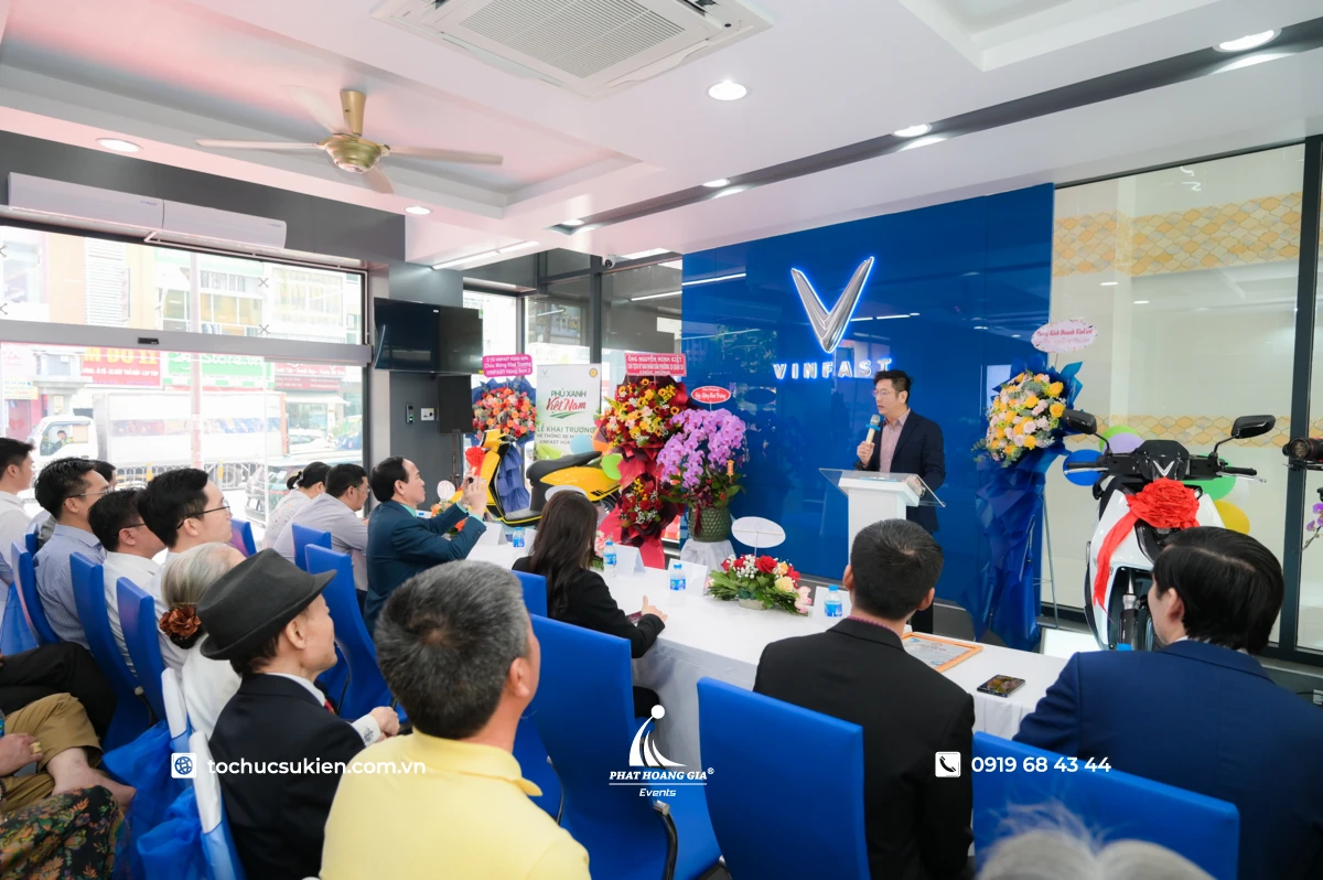 Toàn cảnh khách mời lắng nghe lãnh đạo phát biểu trong ngày khai trương cửa hàng Vinfast mới