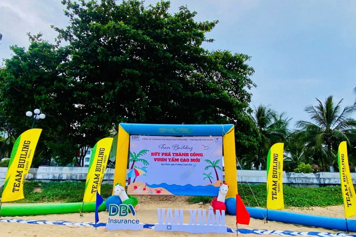 Khu vực check-in với backdrop team building bãi biển được dàn dựng chỉnh chu cho sự kiện công ty.