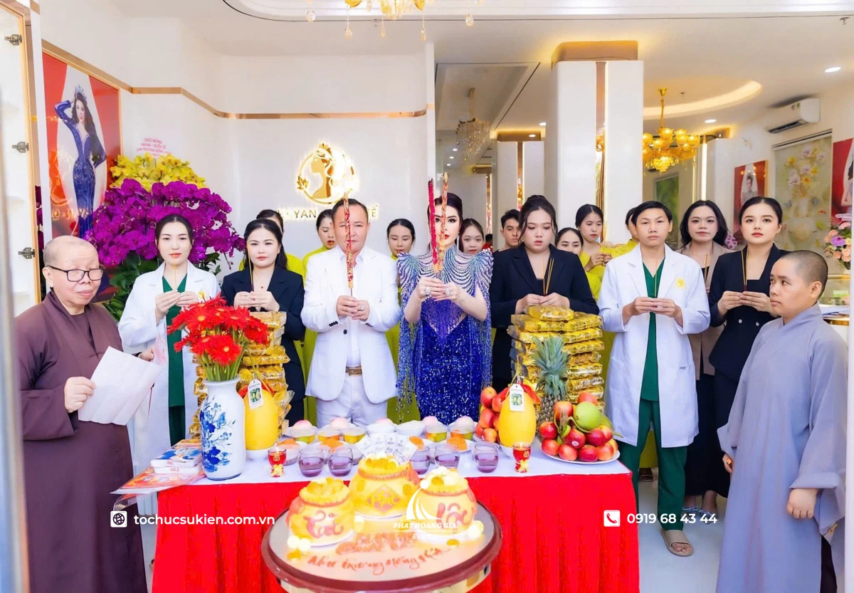 Nghi thức thắp hương trang nghiêm tại bàn cúng khai trương thẩm mỹ viện mới