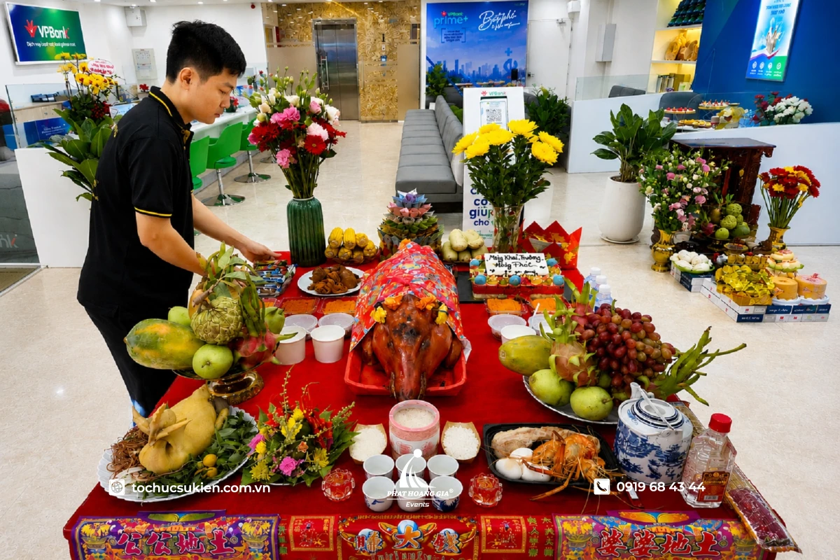 Nhân viên PHG tỉ mỉ sắp xếp lễ vật lên bàn cúng khai trương phòng giao dịch