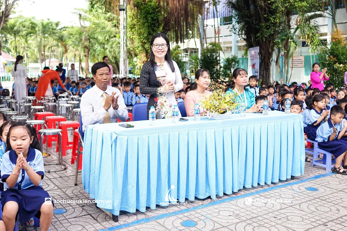 Bàn IBM được bố trí đơn giản cho lãnh đạo nhà trường tại buổi tổng kết năm học