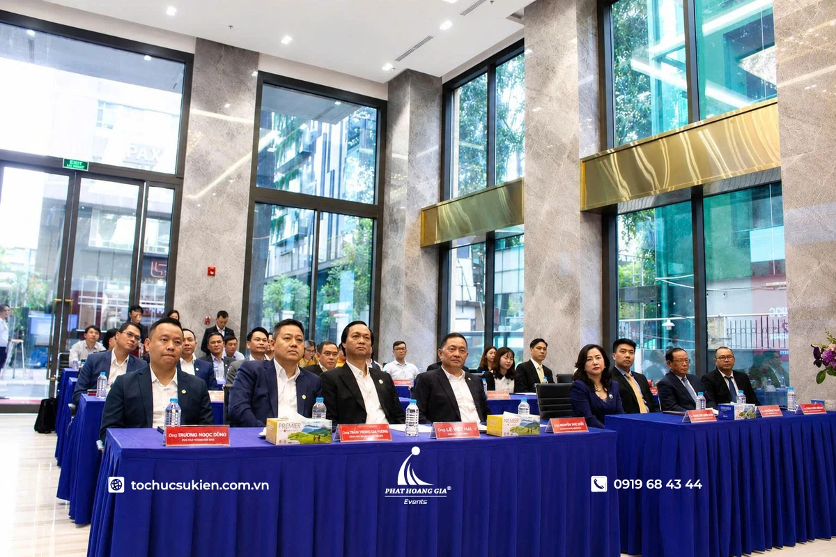 Khách mời tham dự hội nghị ngồi tại khu vực bàn IBM, chăm chú theo dõi nội dung chương trình trong không gian hội trường được bố trí chuyên nghiệp