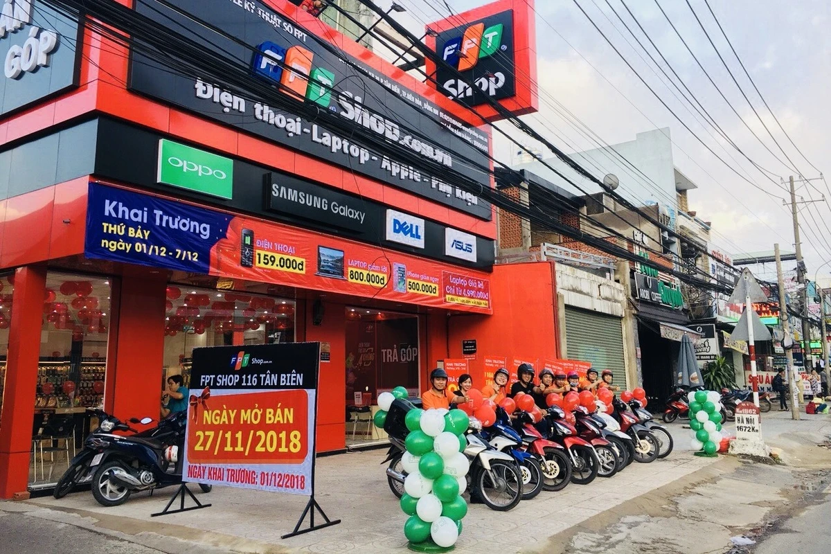 Băng rôn khai trương với đội ngũ nhân viên chuẩn bị cho sự kiện khai trương