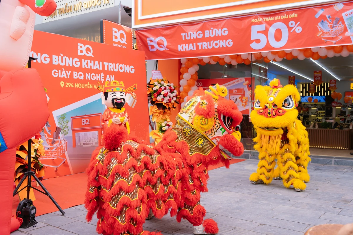 Tiết mục trình diễn lân sư rồng sôi động diễn ra trước băng rôn khai trương nổi bật tại sự kiện khai trương cửa hàng