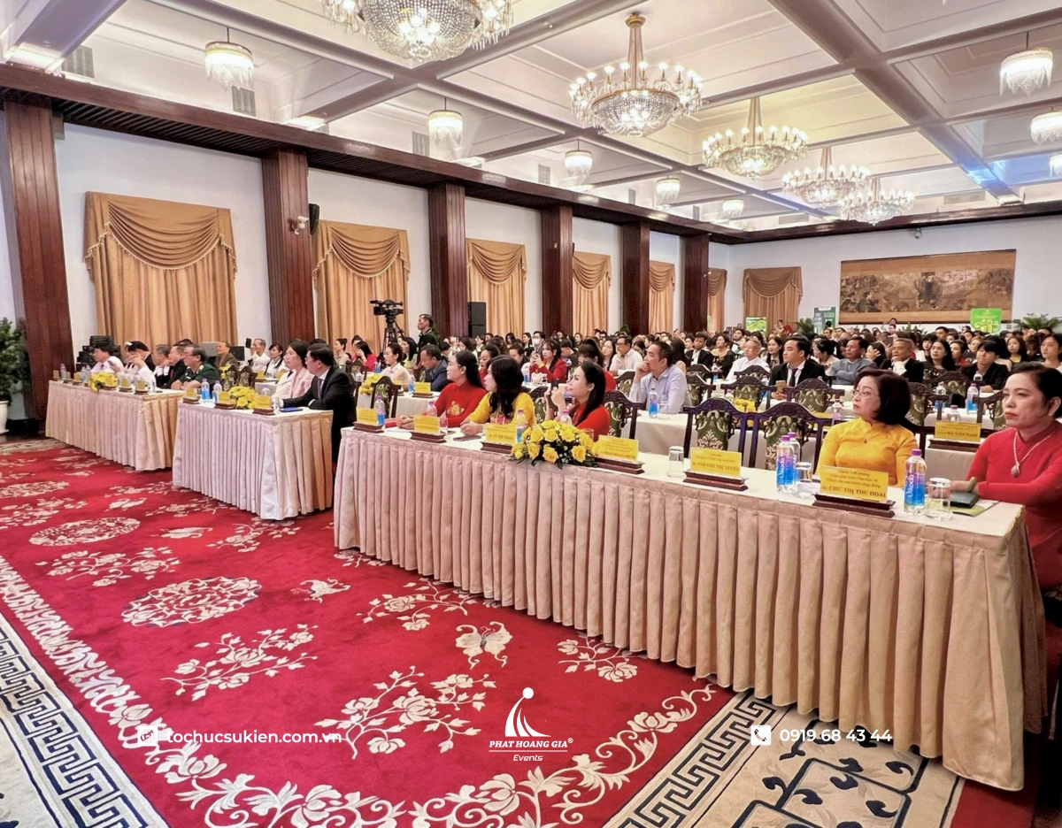 Những dãy bảng tên bàn đại biểu được đặt ngay ngắn trên bàn hội trường