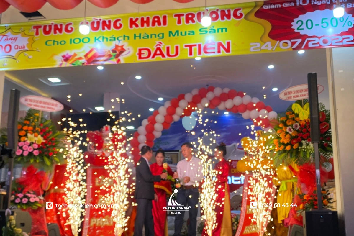 Banner khai trương được treo trước cửa hàng nhân ngày mừng khai trương
