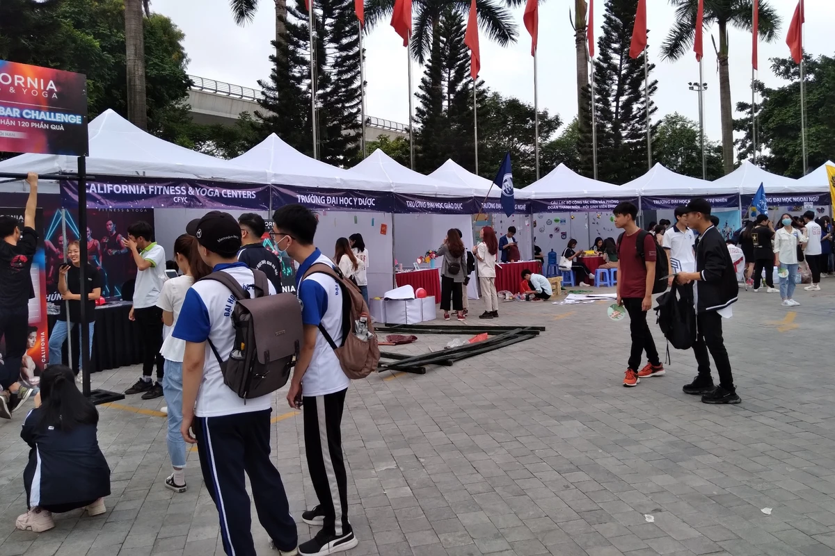 Hệ thống bạt di động được lắp ghép thành các gian hàng và booth tại sự kiện ngoài trời
