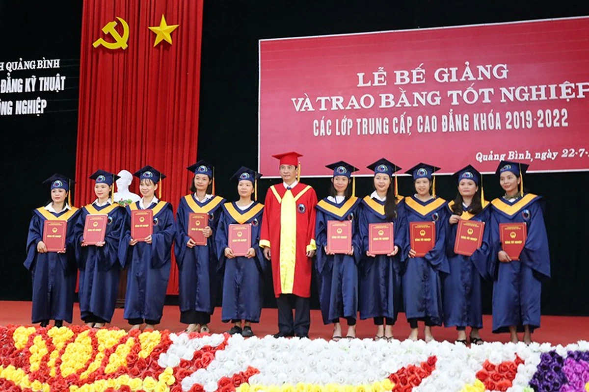 Sinh viên trường trung cấp, cao đẳng nhận bằng tốt nghiệp tại lễ bế giảng năm học