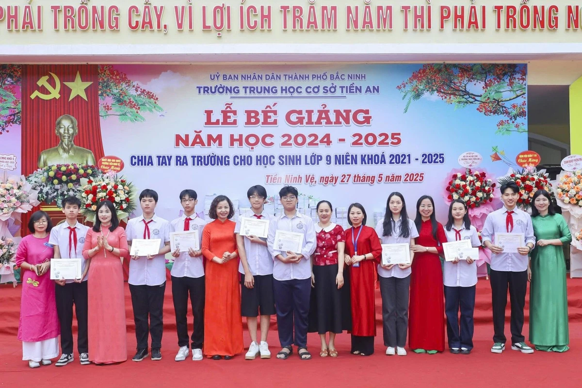 Các em học sinh nhận bằng khen thưởng tại lễ bế giảng cuối năm học