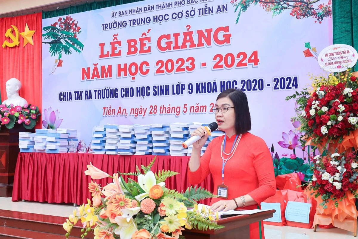 Hiệu trưởng trường phát biểu tại lễ bế giảng cuối năm học