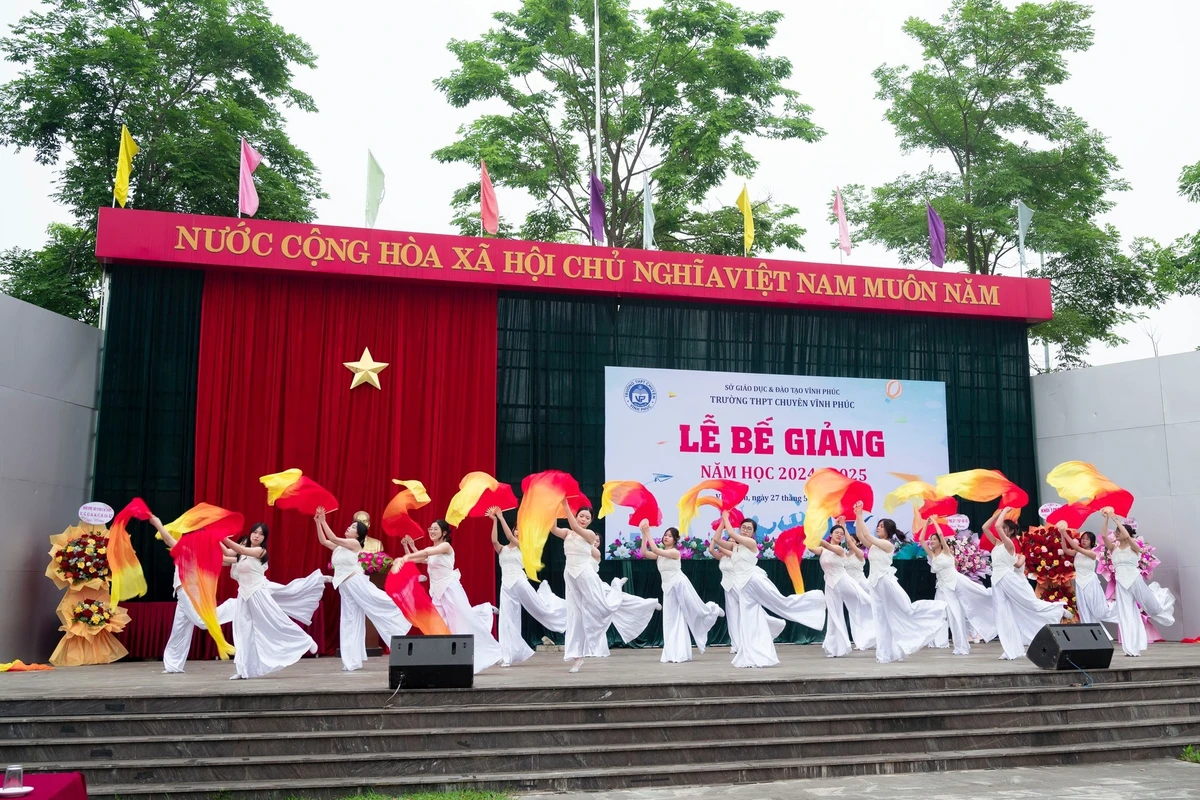 Tiết mục biểu diễn văn nghệ được dàn dựng công phu, làm sinh động chương trình lễ bế giảng