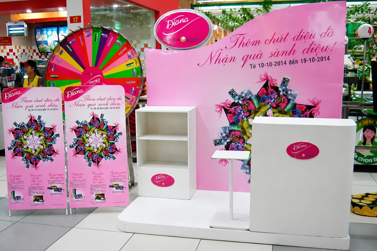 Booth quảng cáo sản phẩm đang được thi công và lắp đặt tại khu vực trung tâm thương mại với vị trí nổi bật