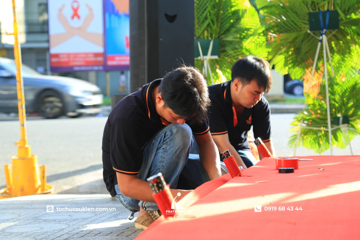 Nhân sự Phát Hoàng Gia thi công bục sân khấu cho sự kiện ngoài trời 