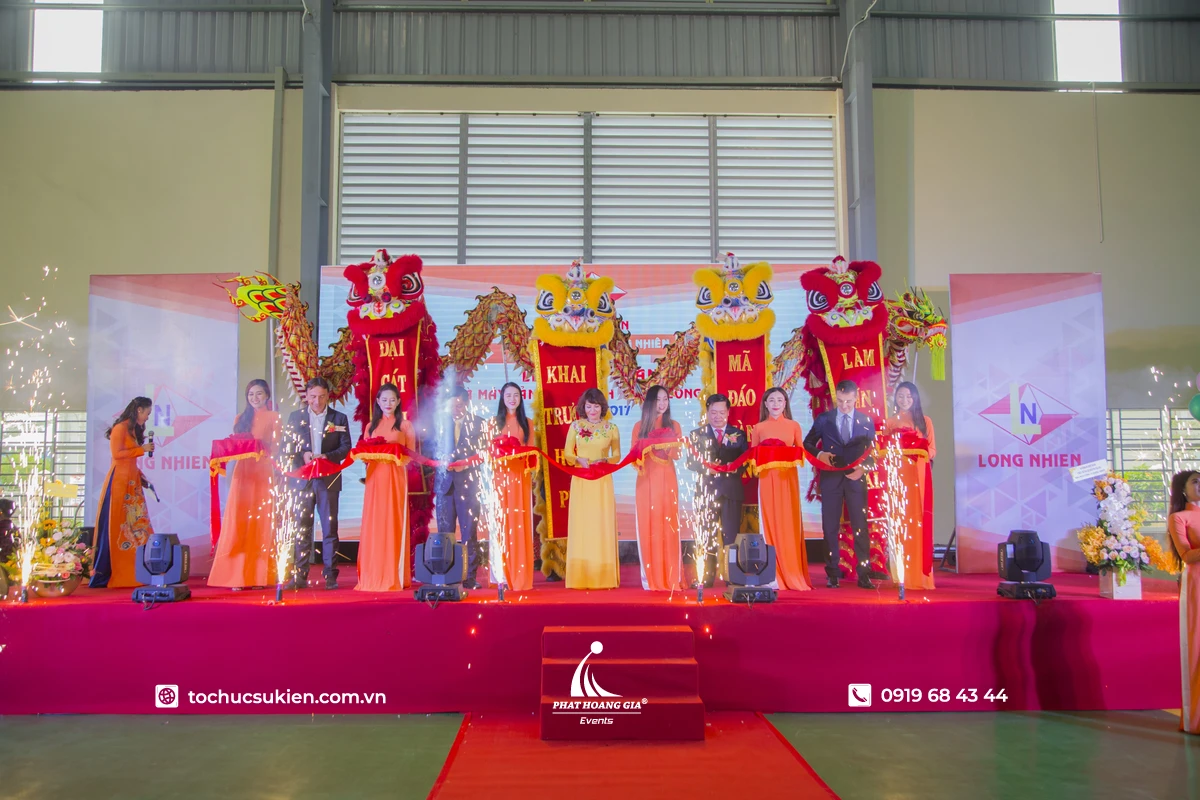 Bục sân khấu được lót thảm đỏ cho sự kiện khai trương 