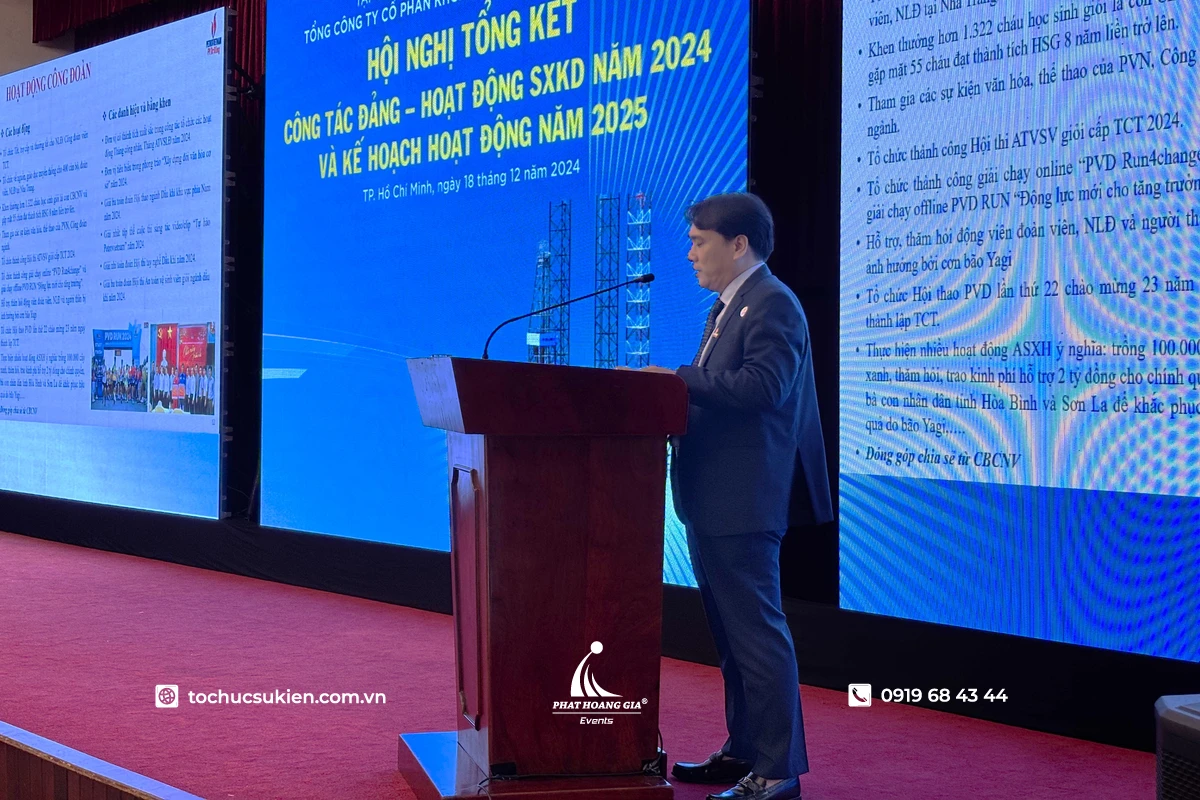 Bục phát biểu gỗ đặt trên sân khấu chính trong hội nghị tổng kết 