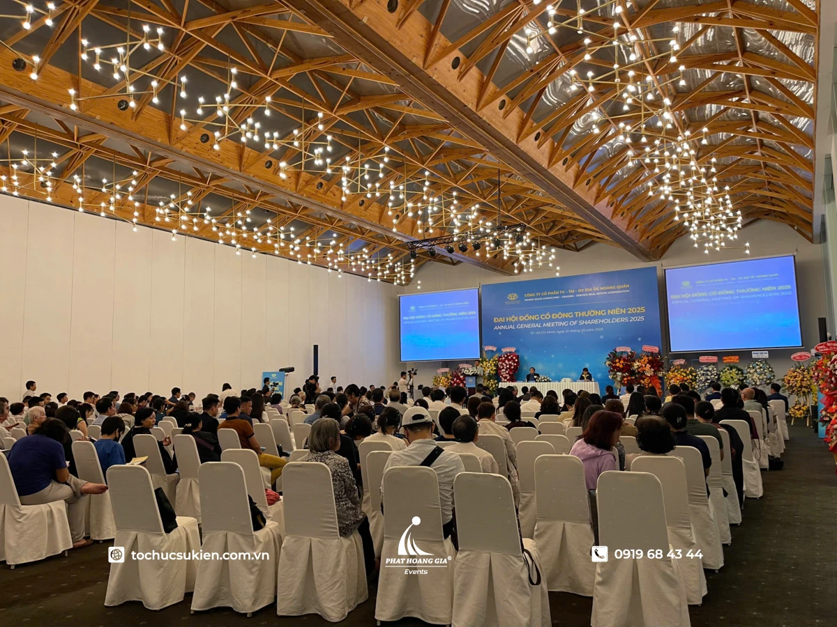 Không gian tổ chức đại hội đồng cổ đông thường niên chuyên nghiệp trong hội trường lớn