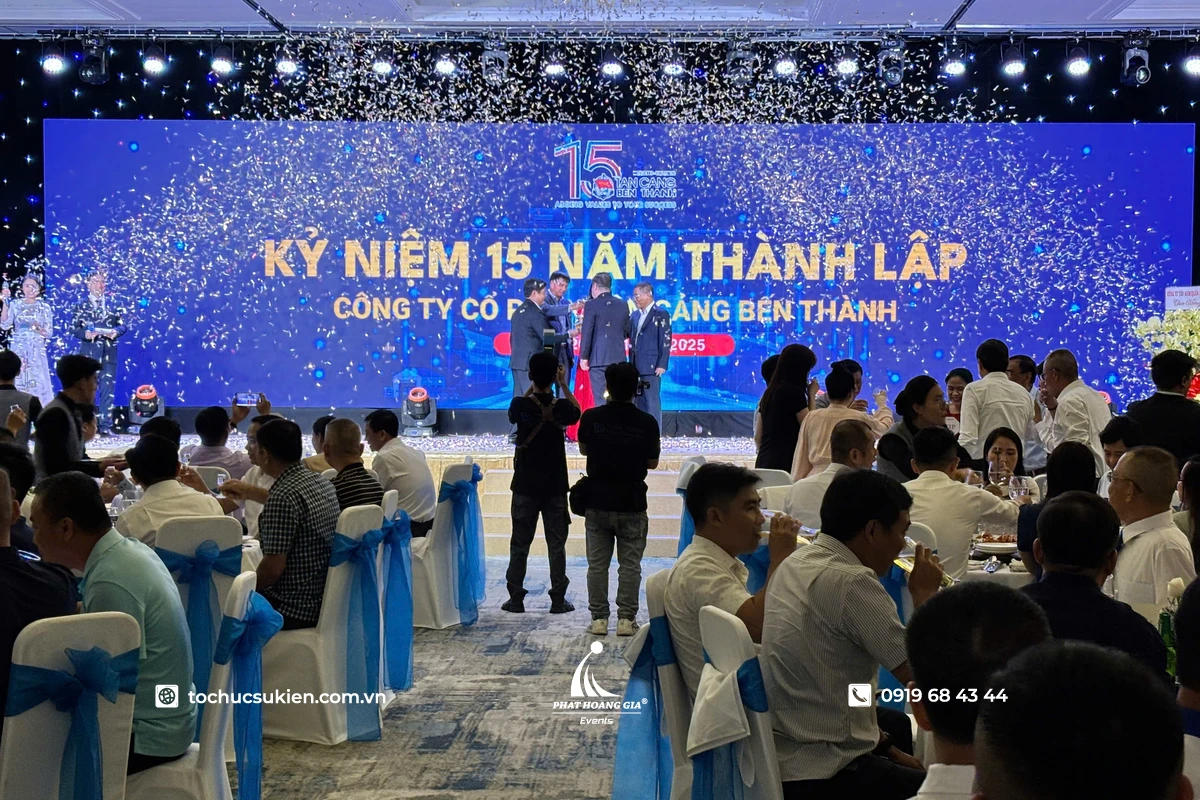 Sân khấu sự kiện kỷ niệm thành lập công ty với màn bắn pháo giấy tạo nên khoảnh khắc bùng nổ và ấn tượng trong không gian chuyên nghiệp