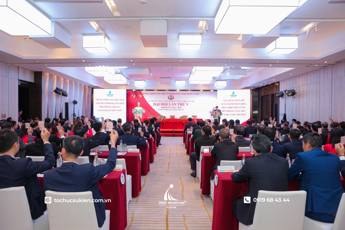 Không gian tổ chức các sự kiện hội nghị sang trọng với sân khấu và hệ thống âm thanh ánh sáng hiện đại