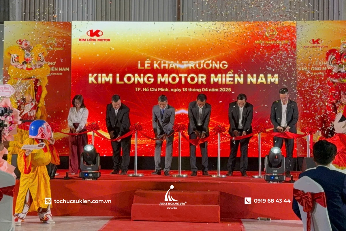 Sự kiện khai trương với sân khấu hoành tráng và nghi thức cắt băng khánh thành trong không khí trang trọng, chuyên nghiệp