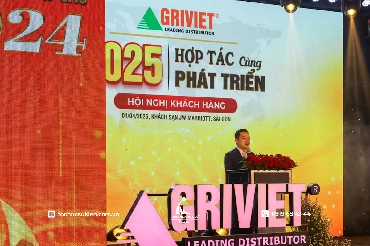 Lãnh đạo doanh nghiệp phát biểu trên sân khấu với hệ thống âm thanh ánh sáng hiện đại tại hội nghị
