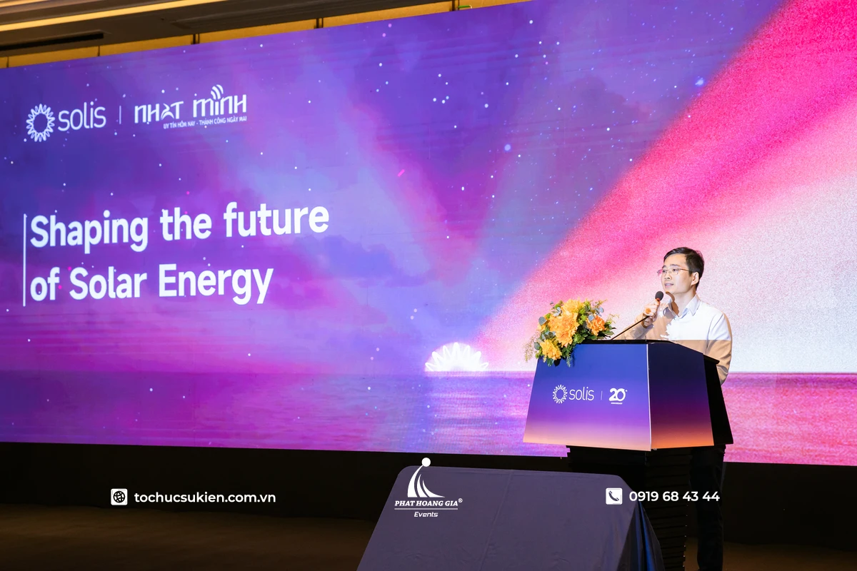 Lãnh đạo doanh nghiệp phát biểu khai mạc tại hội nghị thường niên với bục sân khấu và màn hình LED hiện đại phía sau