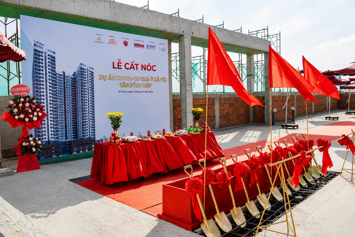 Công tác setup và chuẩn bị cho lễ cất nóc được hoàn thiện chuyên nghiệp, chỉn chu tại công trình