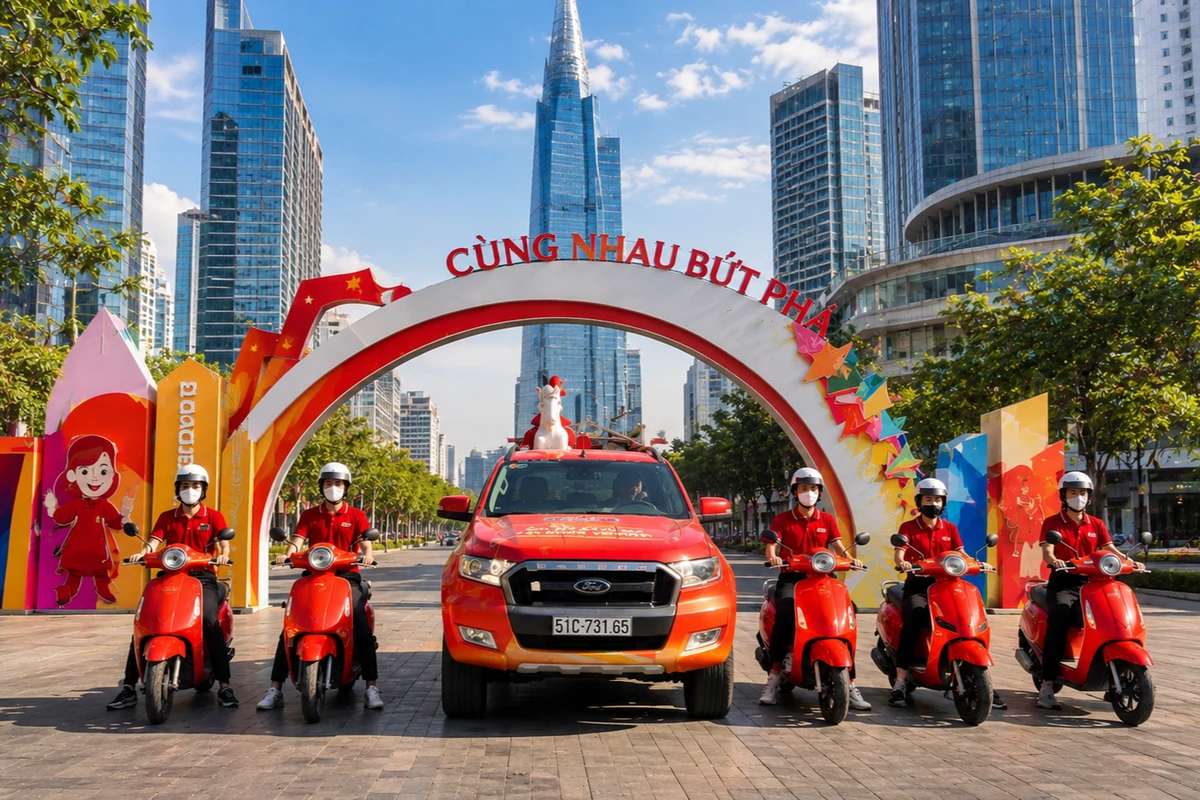 Đội hình roadshow gồm ô tô dẫn đầu và dàn xe máy đồng phục xếp hàng hai bên, chuẩn bị xuất phát quảng bá thương hiệu tại khu đô thị hiện đại