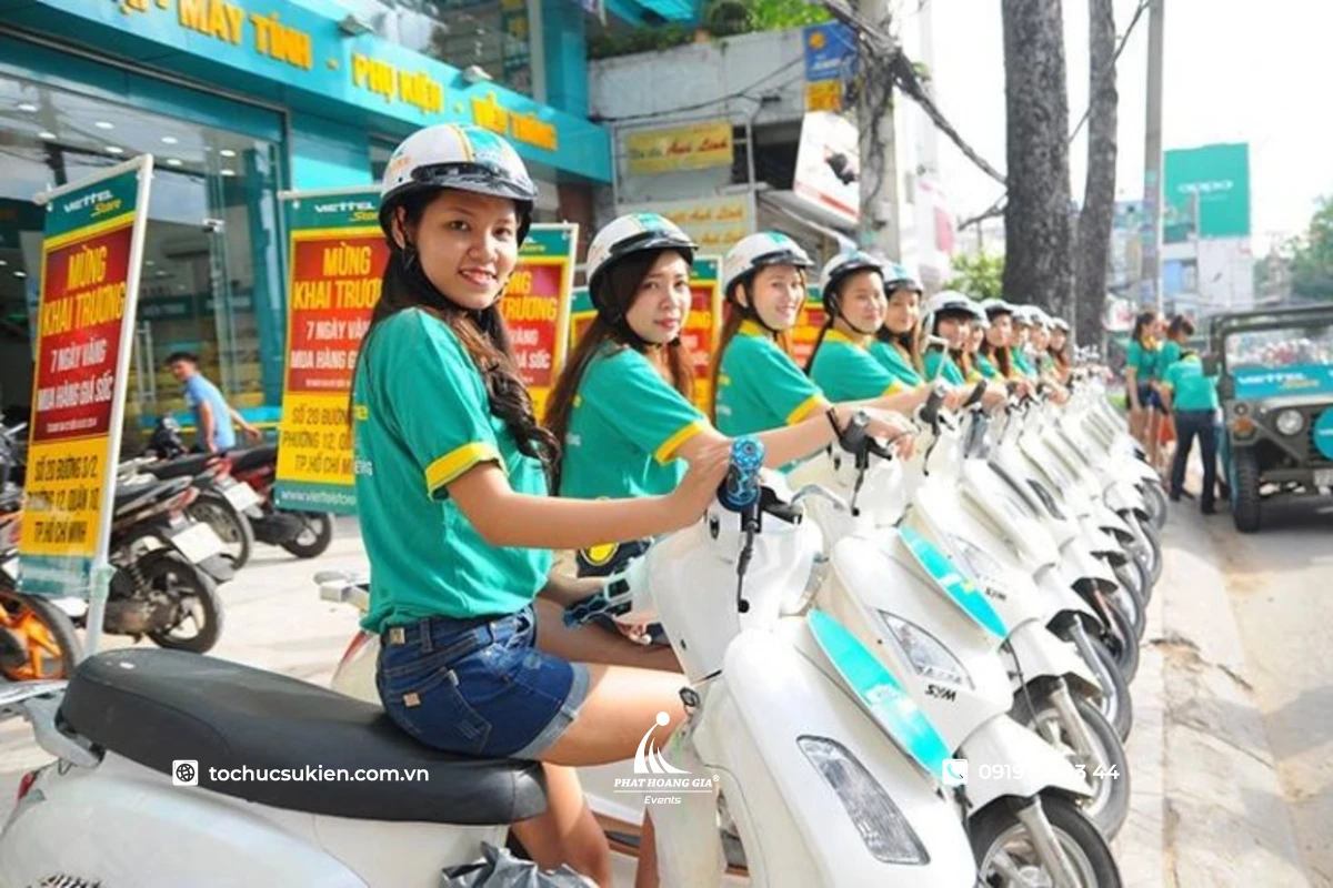 Hàng xe máy tay ga gắn biển quảng cáo Viettel Store chuẩn bị xuất phát chạy roadshow trên phố