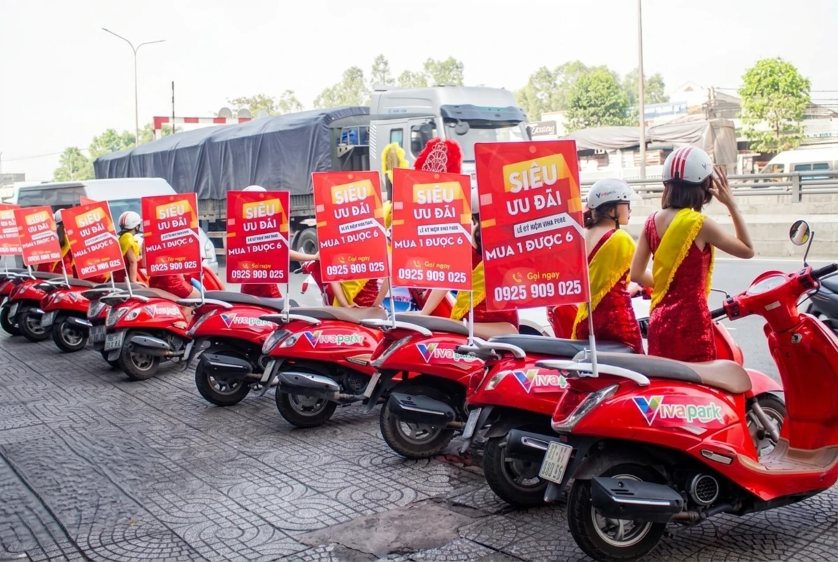 Dàn xe tay ga màu đỏ gắn bảng thông tin siêu ưu đãi chuẩn bị xuất phát