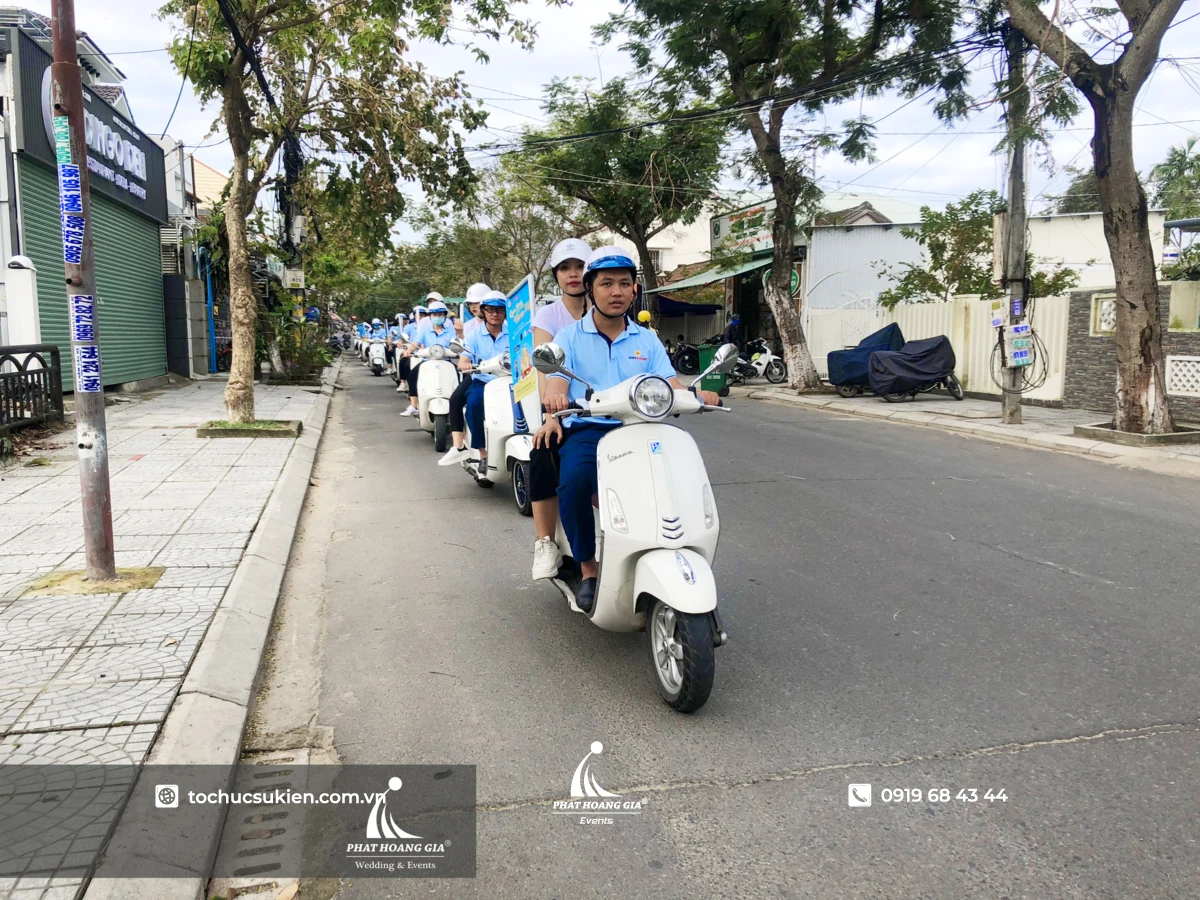 Cận cảnh đoàn nhân sự chạy xe Vespa trắng diễu hành truyền thông lưu động trên đường phố