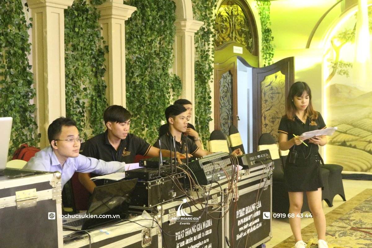 Đội ngũ kỹ thuật Phát Hoàng Gia điều phối hệ thống dịch vụ cho thuê âm thanh ánh sáng để từng khoảnh khắc trên sân khấu tại Lễ kỷ niệm diễn ra suôn sẻ.